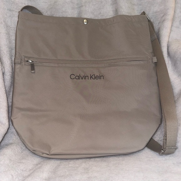 New Large Calvin Klein Crossbody Bag Beige Nylon Messenger Bag - Picture 2 of 3